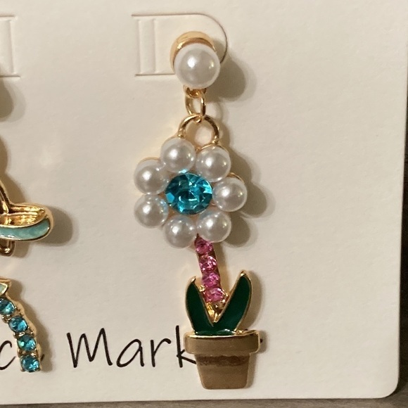 Spice Market WATERING CAN AND FLOWER  W/FAUX GEMS & PEARLS DANGLE EARRINGS - Picture 3 of 7